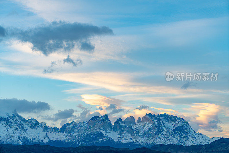 智利Torres del Paine国家公园的Serrano河景色